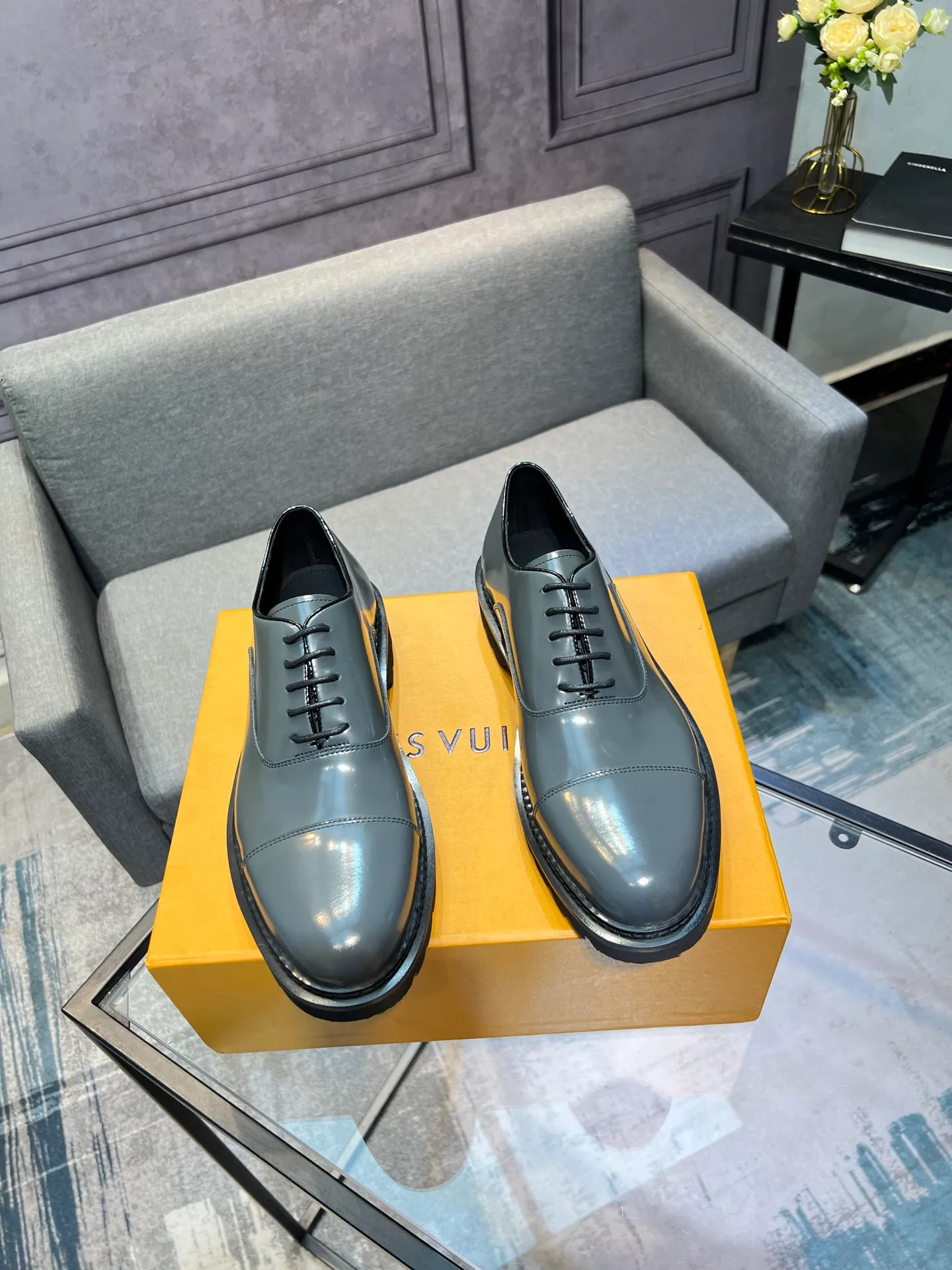 Men's shoes 💰820 [LV] - High-end quality - Upper: 🔝 tumbled cowhide, Nappa cowhide, brand logo sewn on shoe body - Lining: cowhide, foot pads; water-dyed cowhide - Outsole: TPR·rubber foam; two-color molded outsole -Super high quality control·Fine workmanship: highlighted (high-end·luxury·grade) -Size: 39-44 (38 45 can be customized)